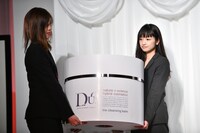 壇上に運ばれる100個分の「デュオ ザ クレンジングバーム」。