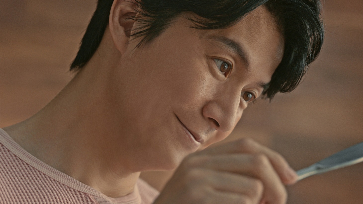 キユーピー「キユーピーハーフ」の新CM「セルフサンド秋」編のワンシーン。鼻歌まじりにセルフサンドをこしらえる福山雅治。