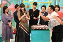 猫をかわいがる新川優愛（左から3番目）とその姿を撮影するアンタッチャブル山崎弘也（右から2番目）。(c)フジテレビ