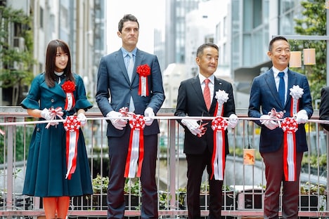 渋谷ストリームのオープニングセレモニーで行われたテープカットの様子。