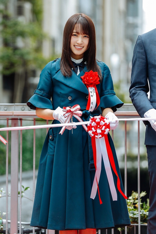 テープカットに参加する菅井友香（欅坂46）。