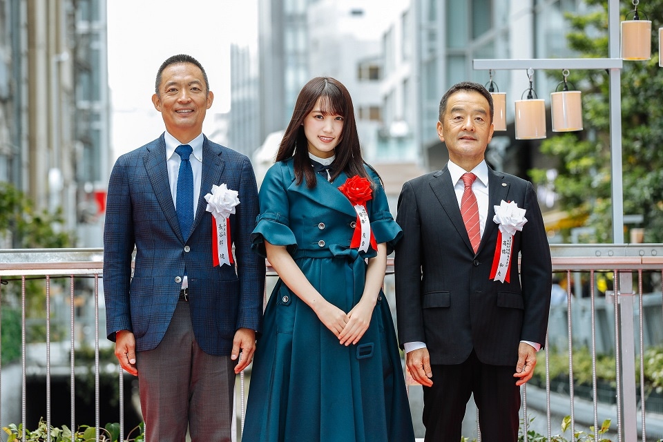 左から長谷部健渋谷区長、菅井友香（欅坂46）、東京急行電鉄株式会社の高橋和夫取締役社長。