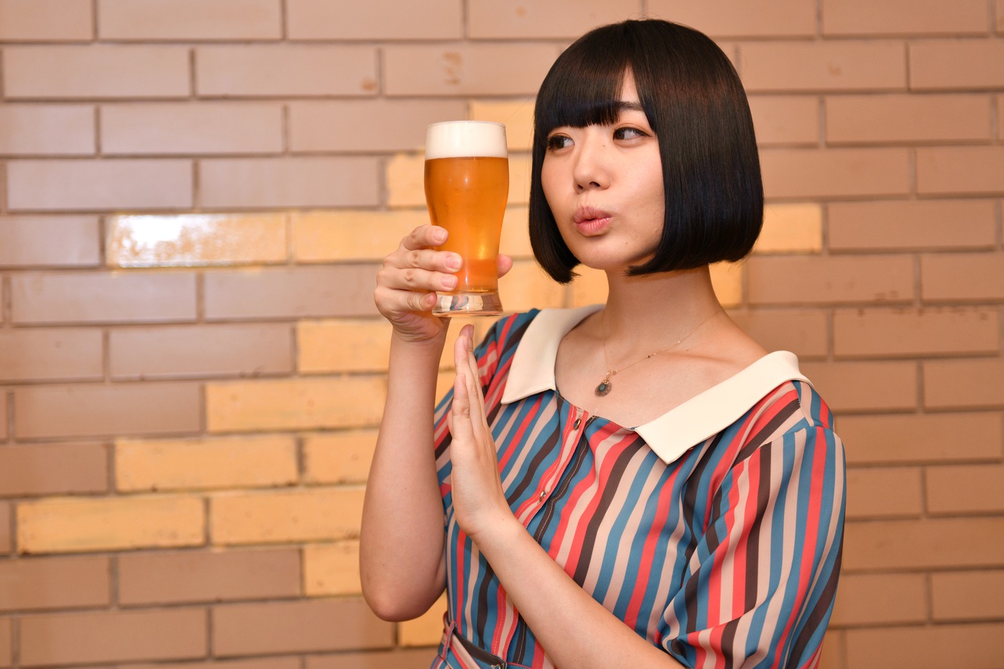 ビールを見つめる夢眠ねむ。