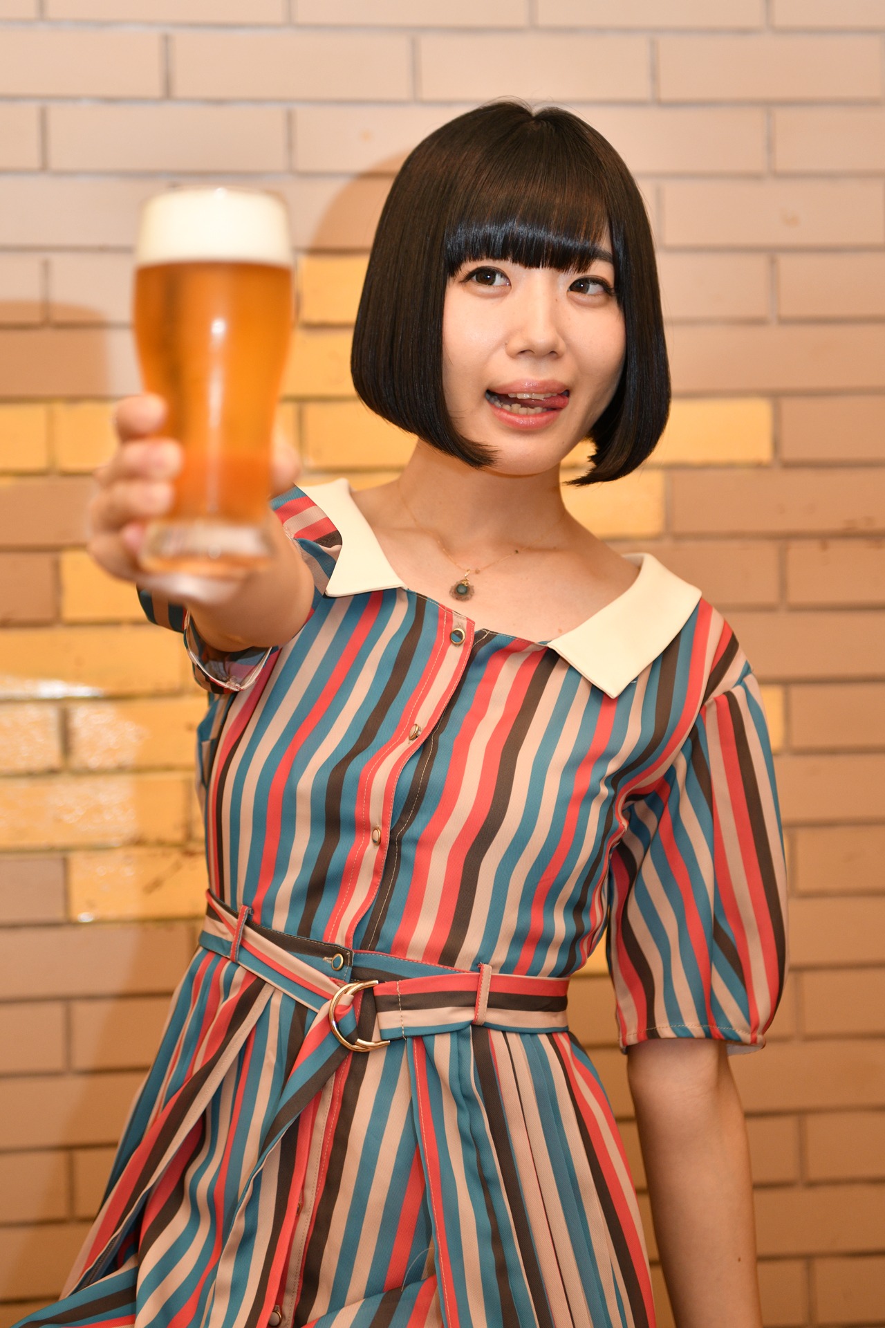 乾杯する夢眠ねむ。