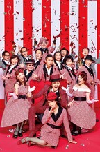 米米CLUB。2列目中央がカールスモーキー石井（Vo）。