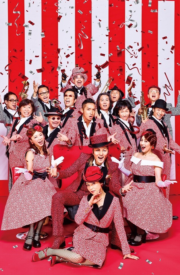 米米CLUB。2列目中央がカールスモーキー石井（Vo）。