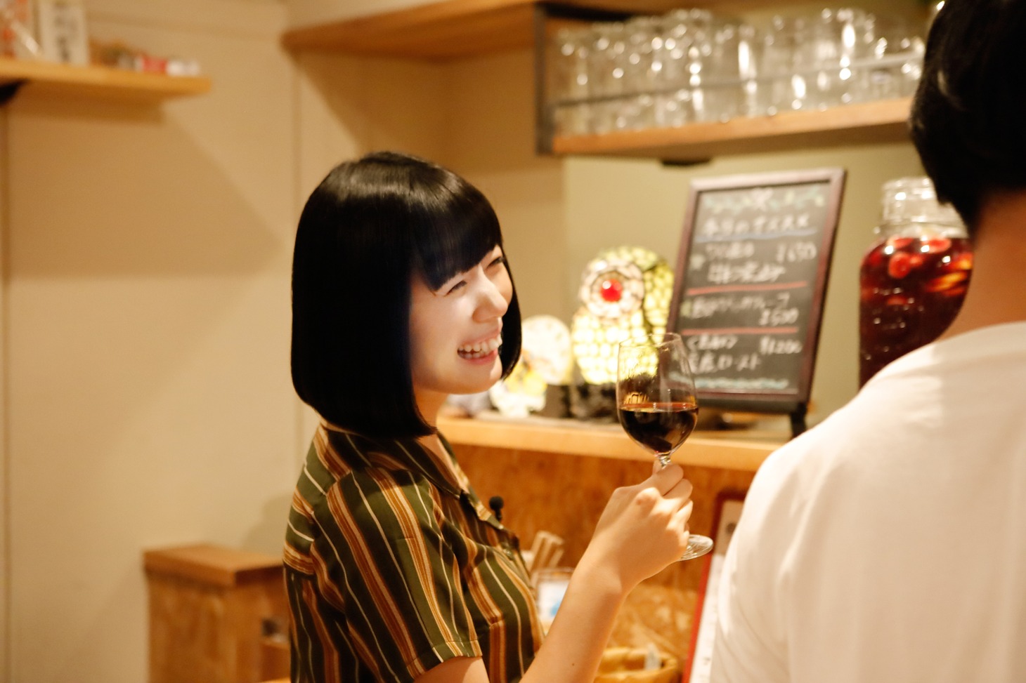 「夢眠ねむのまどろみのれん酒」第1回の場面写真。 (c)VAP・BS日テレ