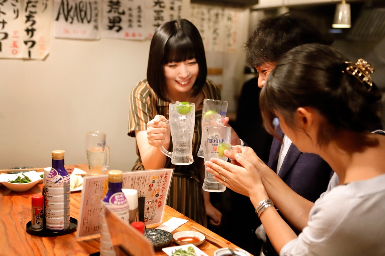 「夢眠ねむのまどろみのれん酒」第1回の場面写真。初対面の夫婦と「へべすサワー」で乾杯する夢眠ねむ。 (c)VAP・BS日テレ
