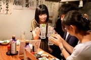 「夢眠ねむのまどろみのれん酒」第1回の場面写真。初対面の夫婦と「へべすサワー」で乾杯する夢眠ねむ。 (c)VAP・BS日テレ