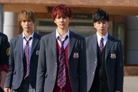 左から藤原樹演じるダンス王子ゴールド・日浦海司、吉野北人演じるダンス王子レッド・天堂光輝、長谷川慎演じるダンス王子ブラック・小田島陸。