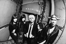 THE 夏の魔物に加入した浅森咲希奈（左から2番目）。(c)橋本塁