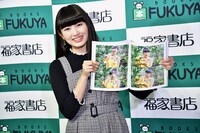 写真集のお気に入りカットを見せる柏木ひなた（私立恵比寿中学）。