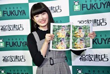 写真集のお気に入りカットを見せる柏木ひなた（私立恵比寿中学）。