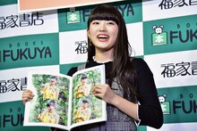 写真集のお気に入りカットを見せる柏木ひなた（私立恵比寿中学）。