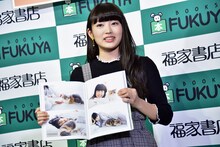 エキゾチックショートヘアのアリスちゃんと撮影した写真を見せる柏木ひなた（私立恵比寿中学）。