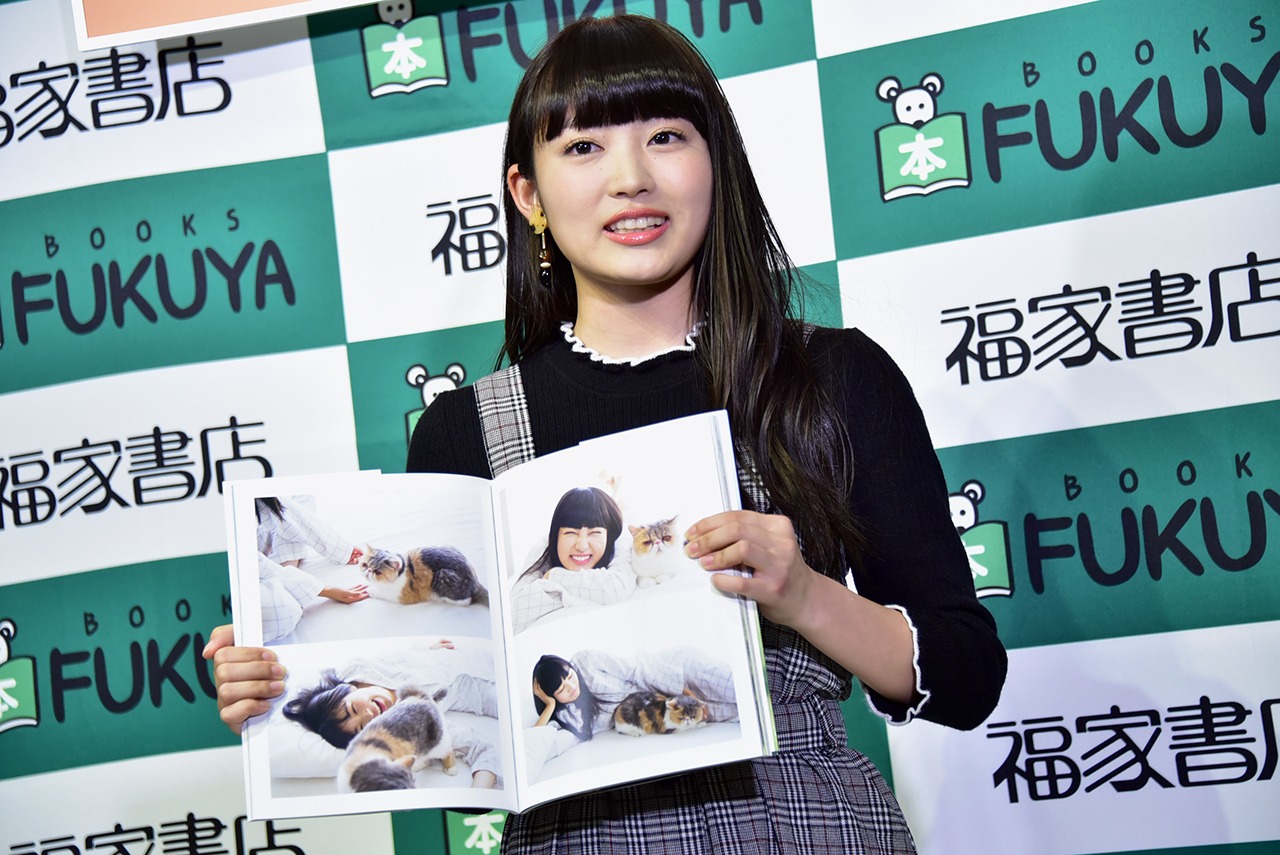 エキゾチックショートヘアのアリスちゃんと撮影した写真を見せる柏木ひなた（私立恵比寿中学）。
