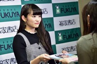 ファンに写真集を手渡す柏木ひなた（私立恵比寿中学）。