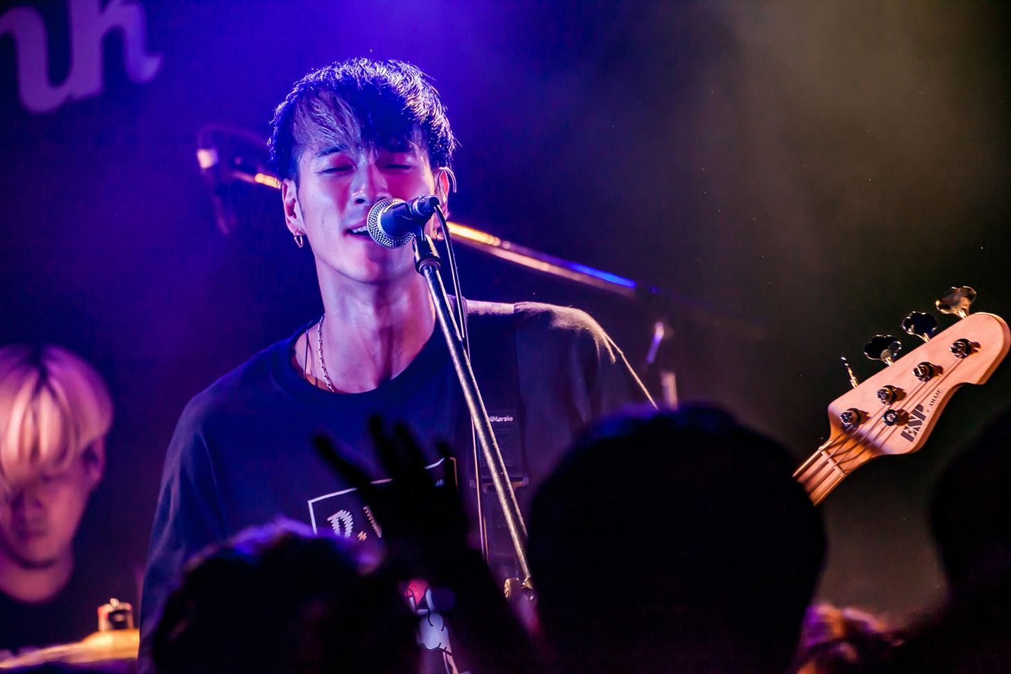 KOJI（Vo, B）（Photo by Takashi“TAKA”Konuma）