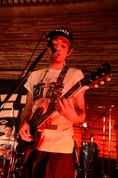 宮藤官九郎（G, Vo / 画鋲）（撮影：緒車寿一）