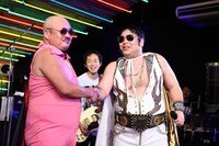 安藤八主博（Vo / ザ・たこさん）と港カヲル（46歳 / グループ魂）。（撮影：緒車寿一）