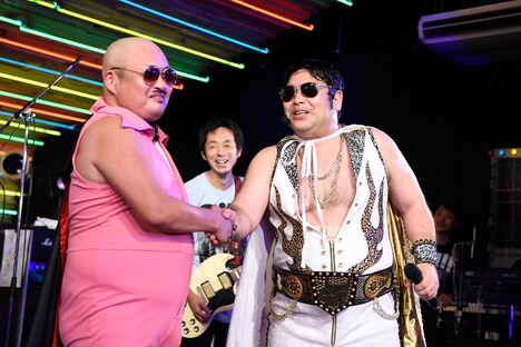 安藤八主博（Vo / ザ・たこさん）と港カヲル（46歳 / グループ魂）。（撮影：緒車寿一）
