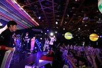 「三宅ロックフェスティバル vol.3」アンコールの様子。（撮影：緒車寿一）