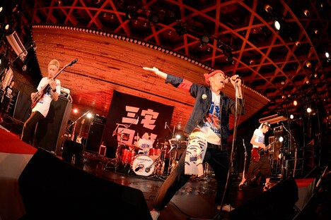 杉囃子純増と画鋲のセッションの様子。（撮影：緒車寿一）