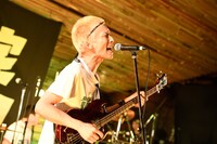 よーかいくん（B, Vo / 画鋲）（撮影：緒車寿一）