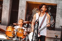 左からDragon Ashの桜井誠（Dr）、Kj（Vo, G）。（撮影：上山陽介）