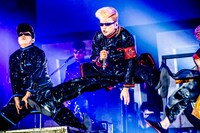 左から早乙女光（Dance, Scream）、綾小路翔（Vo）。（撮影：青木カズロー）