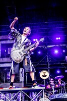 ぽにきんぐだむ（G, Vo / オメでたい頭でなにより）（撮影：青木カズロー）