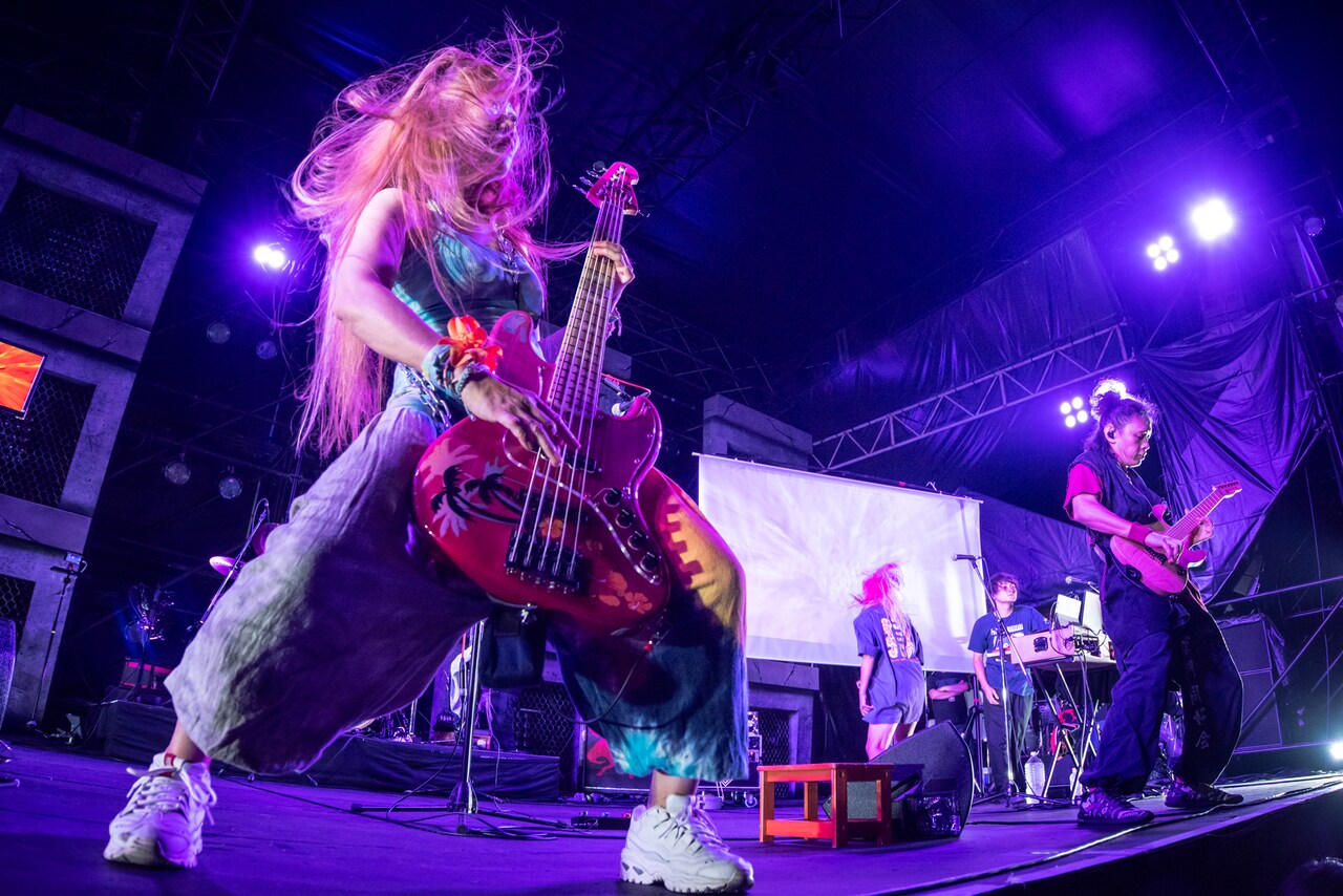 西園寺瞳（G / 氣志團）（撮影：青木カズロー） - TRF、レキシ、BiSH