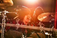 河本あす香（Dr / 打首獄門同好会）（撮影：釘野孝弘）