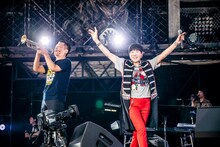 和田アキ子とバンドメンバー。（撮影：青木カズロー）