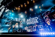 和田アキ子とバンドメンバー。（撮影：青木カズロー）