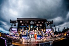 和田アキ子とバンドメンバー。（撮影：青木カズロー）