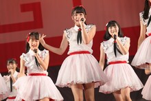 「今日は負けでもいい」を披露するNGT48研究生。(c)AKS