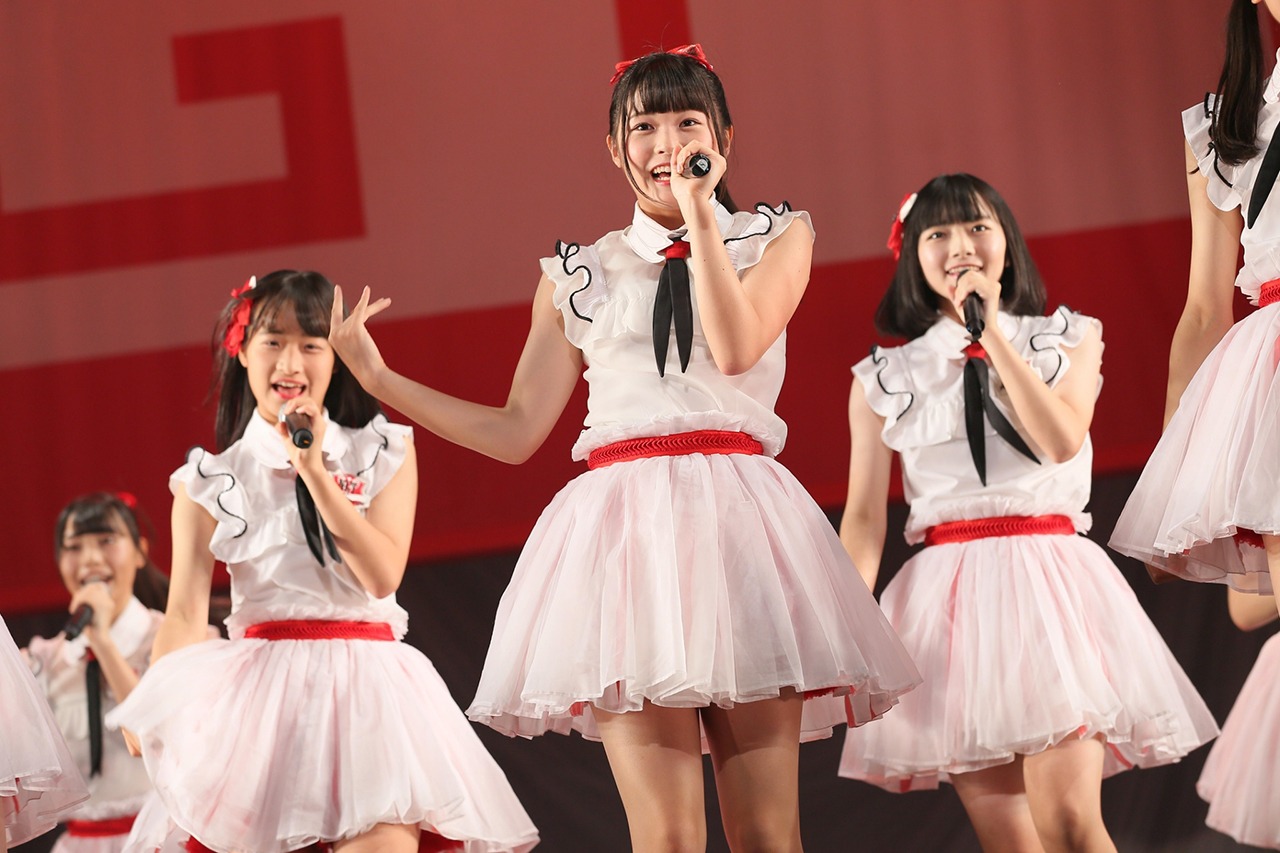 「今日は負けでもいい」を披露するNGT48研究生。(c)AKS