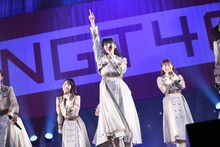 「世界の人へ」を披露するNGT48。(c)AKS