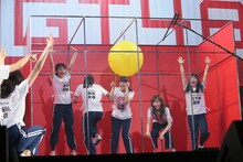 ジェスチャークイズに挑戦するチームG。(c)AKS