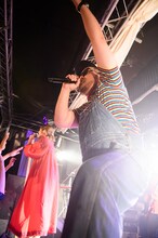 左からフレンズのおかもとえみ（Vo）、ひろせひろせ（Vo, Key）。（撮影：繁野潤哉）