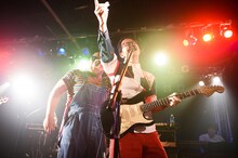 左からフレンズのひろせひろせ（Vo, Key）、三浦太郎​（G）。（撮影：繁野潤哉）