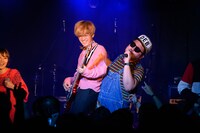 左からフレンズの長島涼平（B）、ひろせひろせ（Vo, Key）。（撮影：繁野潤哉）