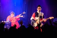 左からフレンズのおかもとえみ（Vo）、三浦太郎​（G）。（撮影：繁野潤哉）