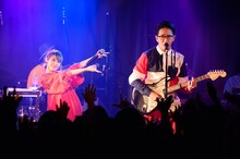 左からフレンズのおかもとえみ（Vo）、三浦太郎​（G）。（撮影：繁野潤哉）