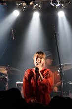 おかもとえみ（Vo / フレンズ）（撮影：繁野潤哉）