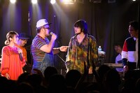 アンコールでステージに登場したフレンズとKing Gnuの井口理（Vo, Key）。（撮影：繁野潤哉）