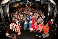 「ZIMA MUSIC FIGHTERS meets ライブナタリー」北海道・DUCE SAPPORO公演で撮影された記念写真。（撮影：繁野潤哉）