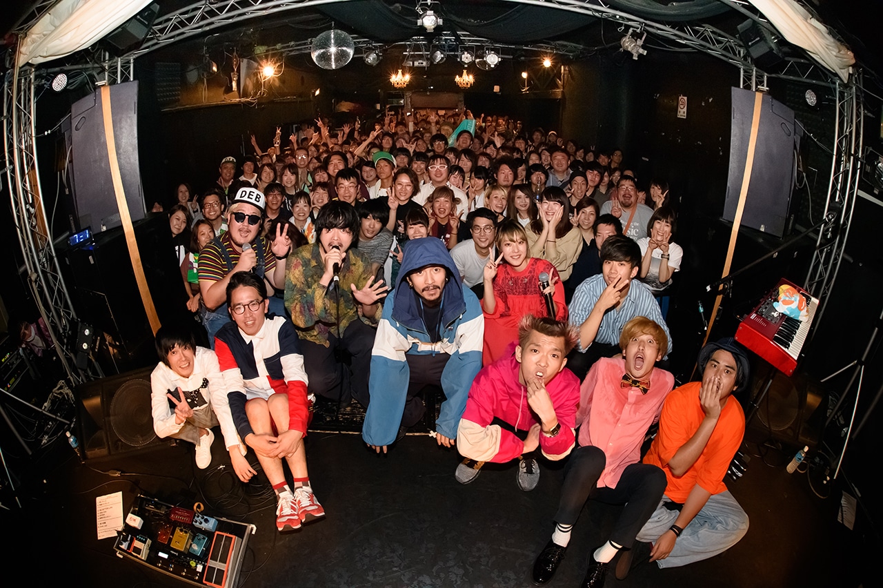 「ZIMA MUSIC FIGHTERS meets ライブナタリー」北海道・DUCE SAPPORO公演で撮影された記念写真。（撮影：繁野潤哉）