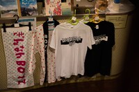 「デイドリーム 祈り」先行上映会を行っている東京・ポレポレ東中野のグッズコーナー。（撮影：石井小太郎）